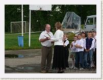 Pani dyrektor wręcza panu Bernardowi Szczechowi Dyplom Przyjaciela Szkoły.